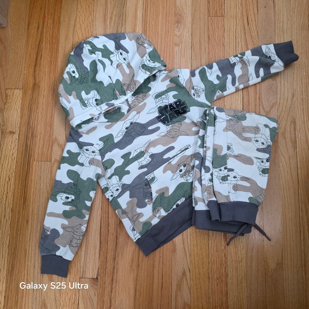 Star Wars Baby Yoda  fleece hoodie and jogger set in a camouflage‎ print, sz 3T